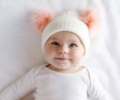 Baby mit Mütze