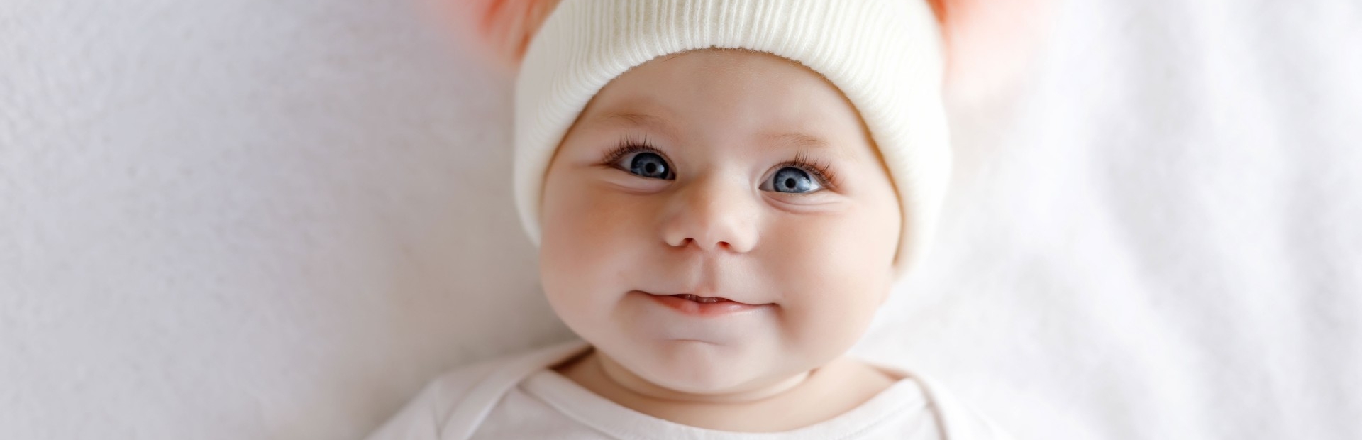 Baby mit Mütze, Fotocredit: iStock/Romrodinka
