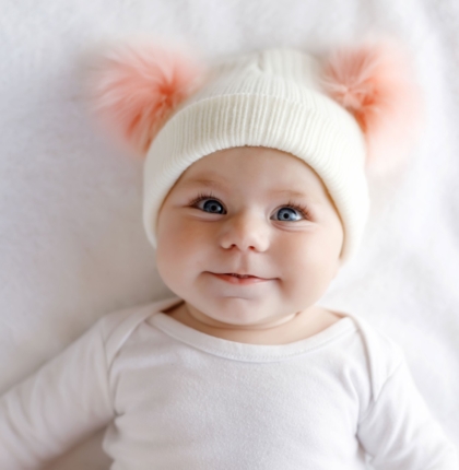 Baby mit Mütze, Fotocredit: iStock/Romrodinka