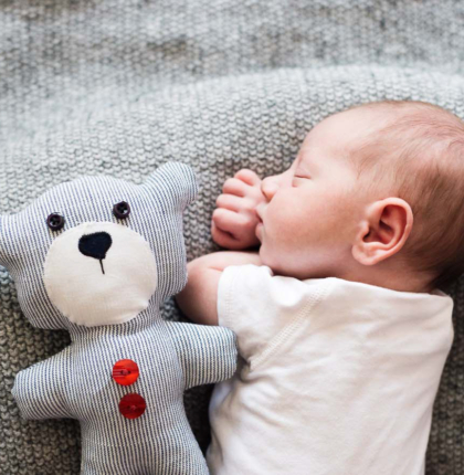 Baby liegend auf Decke, Fotocredit: iStock/Halfpoint